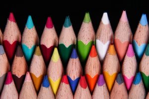 Gros plan sur des têtes de crayons de toutes les couleurs