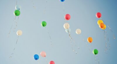 Lâché de ballons de toutes les couleurs sur fond de ciel bleu
