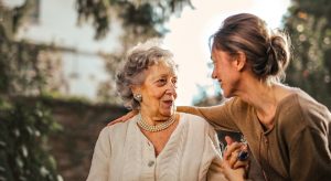 Femme qui discute avaec une femme âgée avec beaucoup d'amour