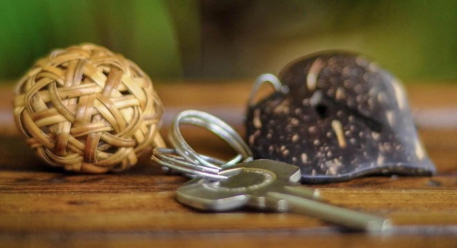 Une clé sur un porte clé en forme de coeur