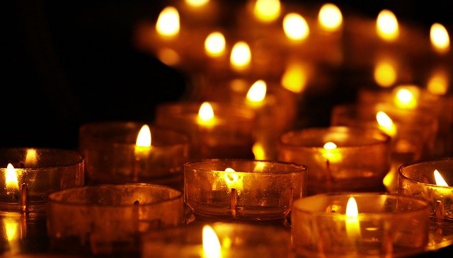 Bougies par dizaine évoquant une cérémonie