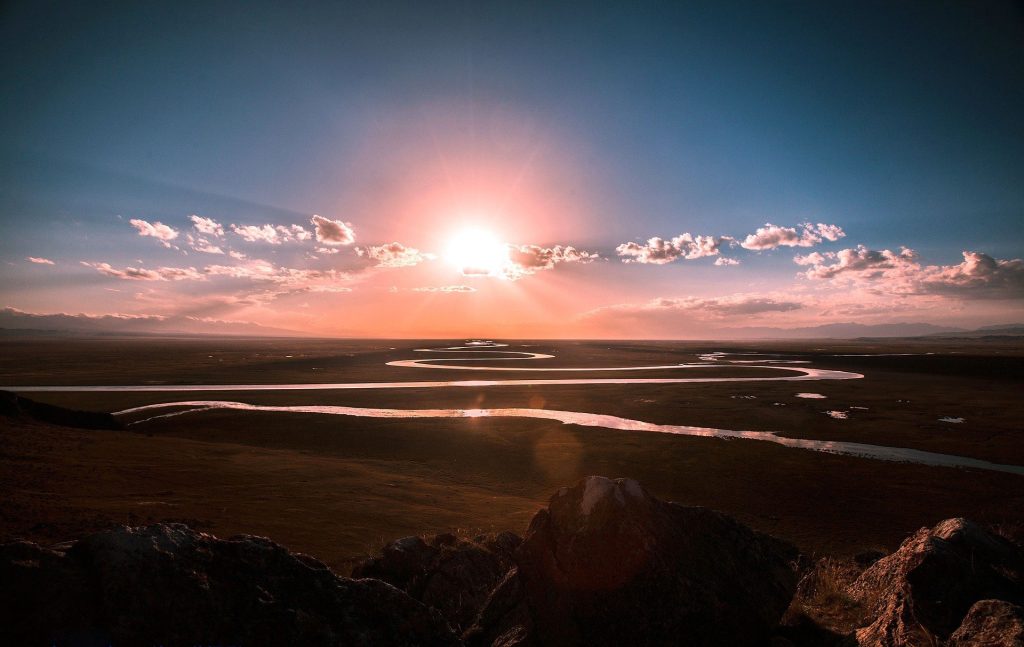 fleuve en serpentin sous un ciel ensoleillé