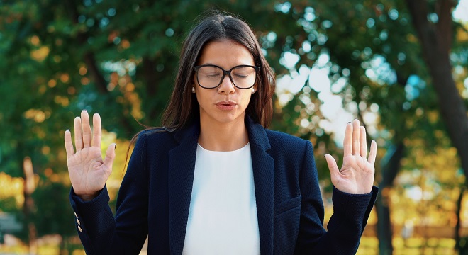 Une jeune femme tente de maîtriser ses émotions en respirant