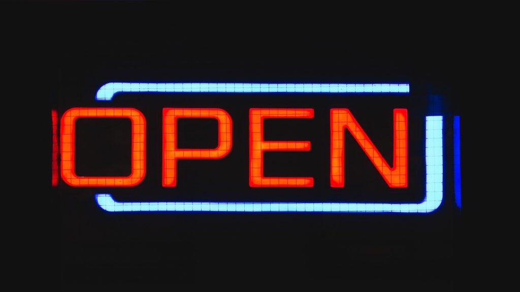 Mot OPEN écrit en rouge sur fond noir