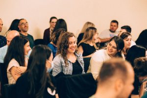 zoom sur 3 filles pendant un cours à la fac