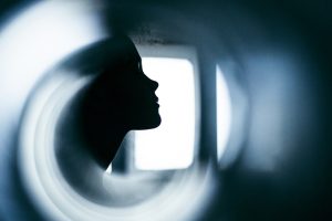 Une silhouette en contre jours dans un "flou artistique"