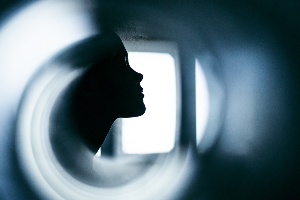 Une silhouette en contre jours dans un "flou artistique"