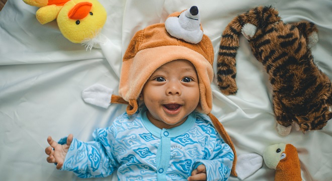 Un bébé avec un grand sourire