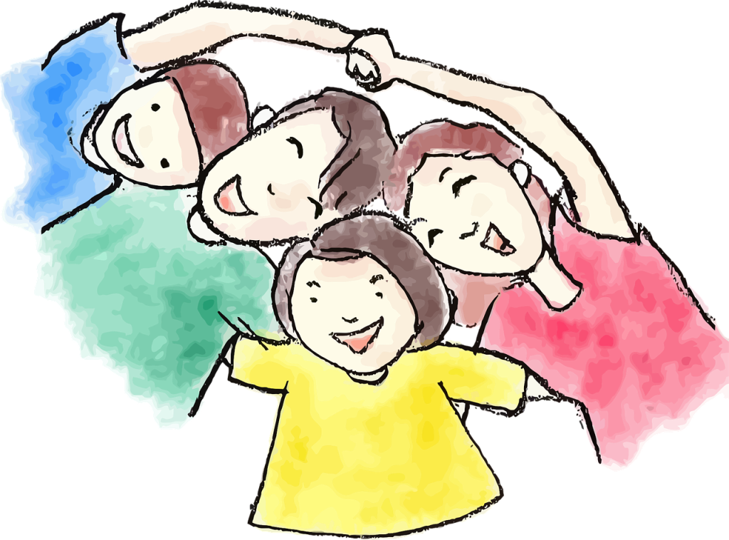 4 enfants heureux se tenant par la main