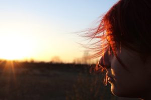 Personne qui regarde au loin, sur un coucher de soleil