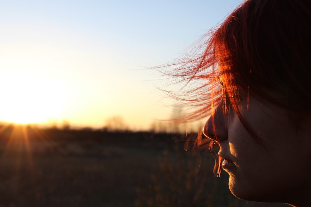 Personne qui regarde au loin, sur un coucher de soleil