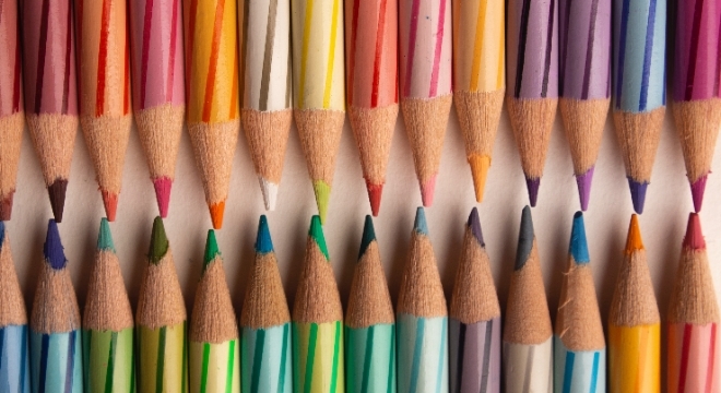 Des pointes de crayons de couleur alignées les unes face aux autres