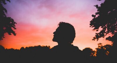 Silhouette du visage d'un homme sur un fond de ciel pourpre au crépuscule