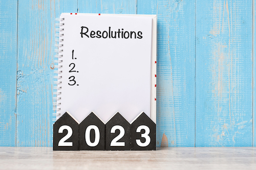 Un carnet avec une liste pour les résolutions en 2023