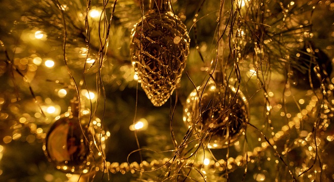 Décoration dorée d'un sapin fait de lumière et d'or