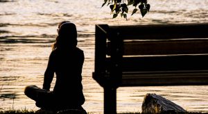 Silhouette d'une femme contemplant la mer