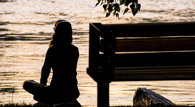 Silhouette d'une femme contemplant la mer