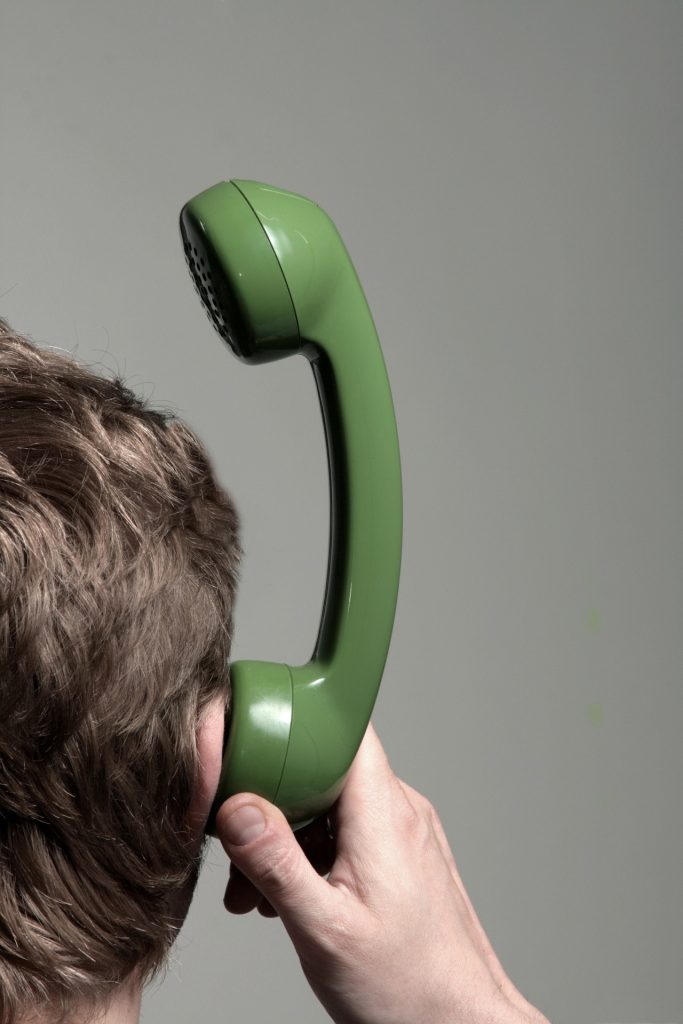 téléphone à l'envers sur l'oreil