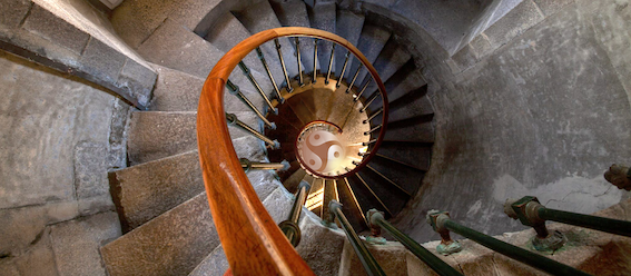 Escalier d'un château en pierre en colimaçon vu du dessus