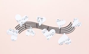 Une partition de musique découpées en forme de cœur