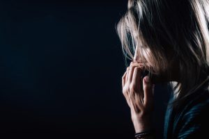 Personne dans la pénombre, le visage angoissé