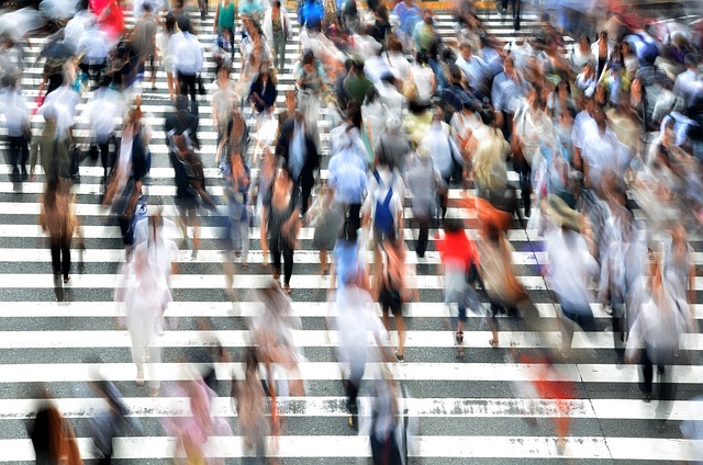 Un grand nombre de personnes en vue plongeante, traversant un passage piéton