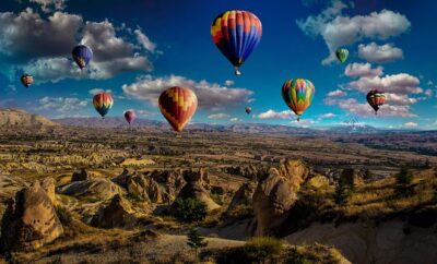 Un groupe de montgolfières survolant un paysage rocailleux