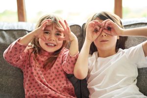 Petites filles qui miment des lunettes