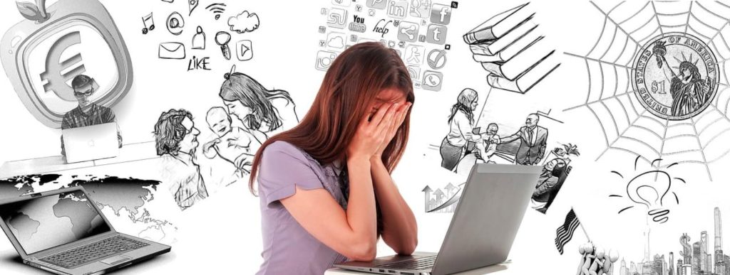 Femme dépitée devant son ordinateur 