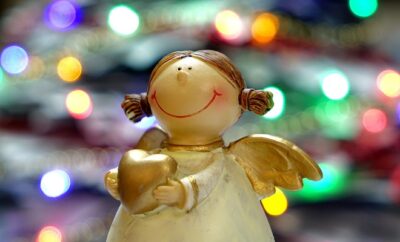 Figurine d'un ange qui fait cadeau d'un cœur