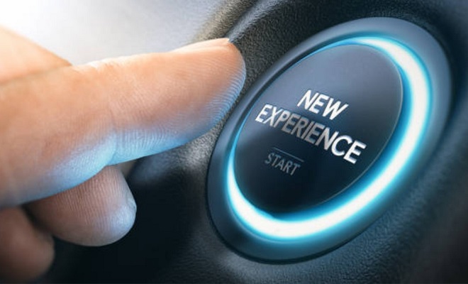 Gros plan d'une main prête à appuyer sur un bouton où est inscrit "nouvelle expérience - start"