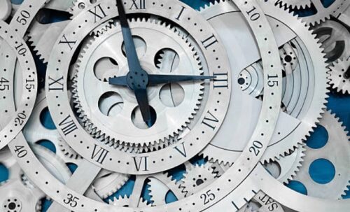Image d'une horloge constituée de multiples engrenages