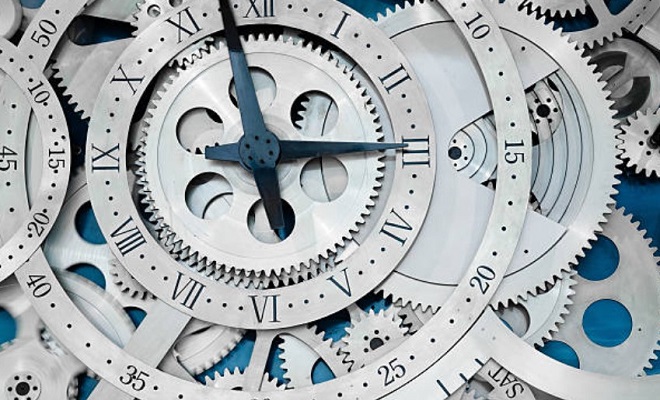 Image d'une horloge constituée de multiples engrenages