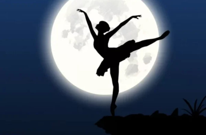 Une danseuse qui danse avec la pleine lune en arrière plan