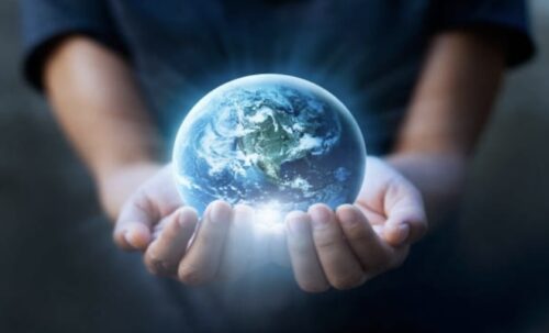 Deux mains qui tiennent le monde