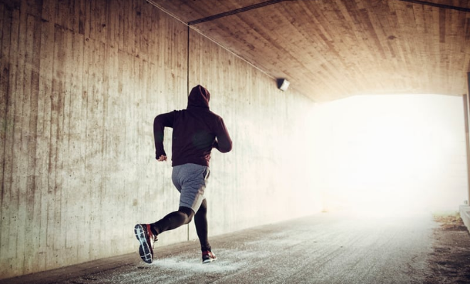 Un Personne court dans un tunnel pour atteindre la sortie