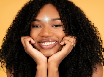 Visage souriant d'une femme avec une étoile rayonnante au centre du front symbolisant l'âme, l'être spirituel