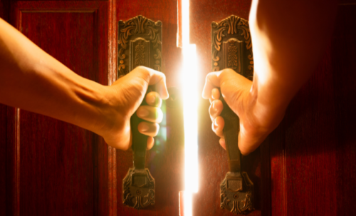 Une porte qui s'entrouvre et laisse passer de la lumière