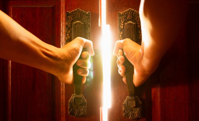 Une porte qui s'entrouvre et laisse passer de la lumière
