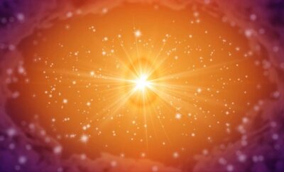 Des étoiles scintillantes dans un ciel de lumière rouge orangé