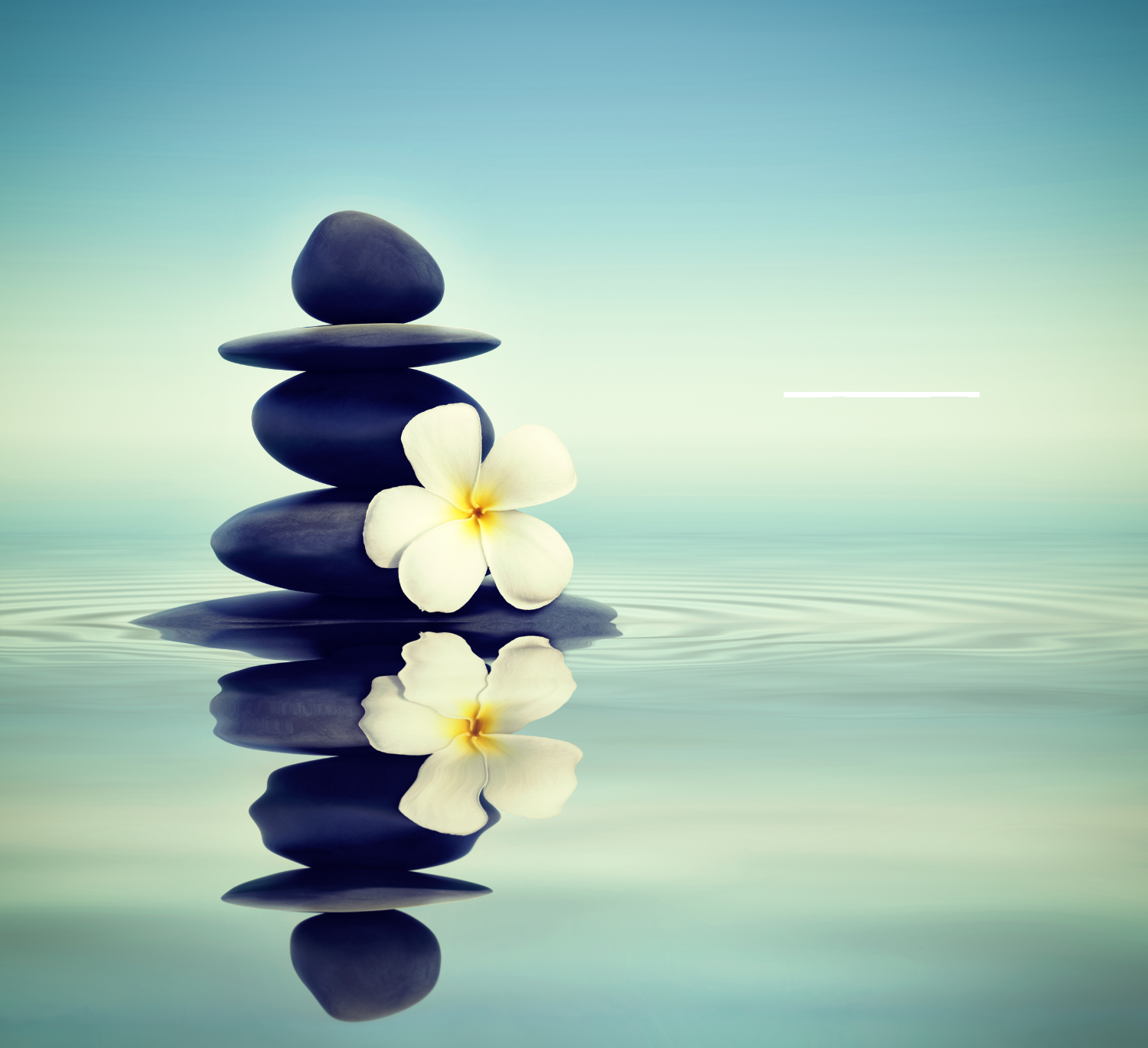 Cairn, se reflétant sur l'eau