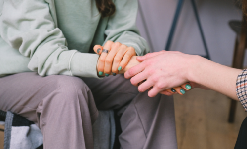Photo de quelqu'un qui prend les mains d'une autre personne avec compassion