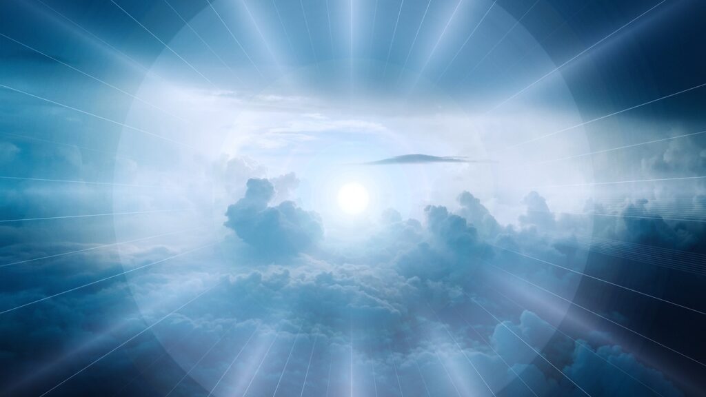 rayons du soleil à travers les nuages