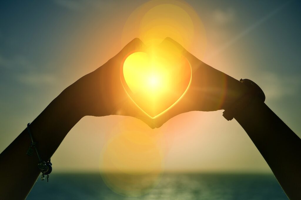 mains formant un coeur dans la lumière