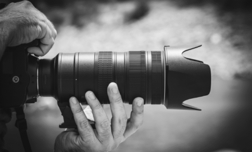 Gros plan sur le téléobjectif d'un photographe
