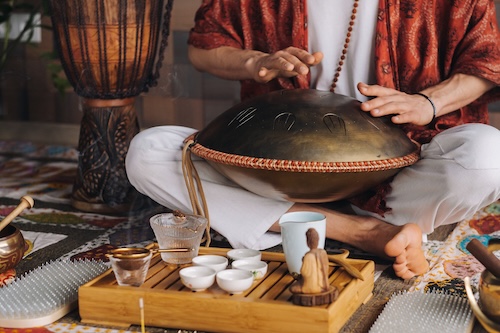 Musicien jouant du hang
