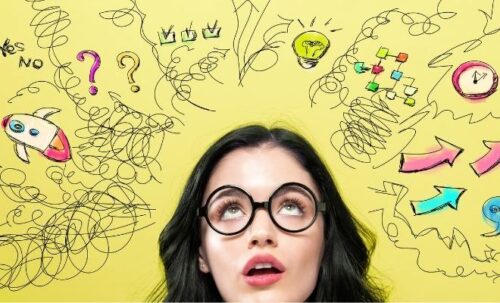 Une femme entourée de dessins représentant toutes sortes de pensées