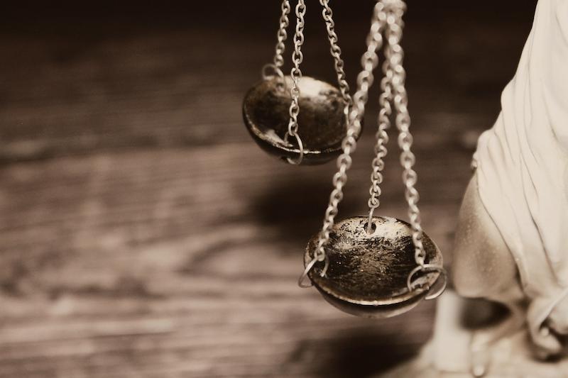 Une balance qui évoque la loi du karma
