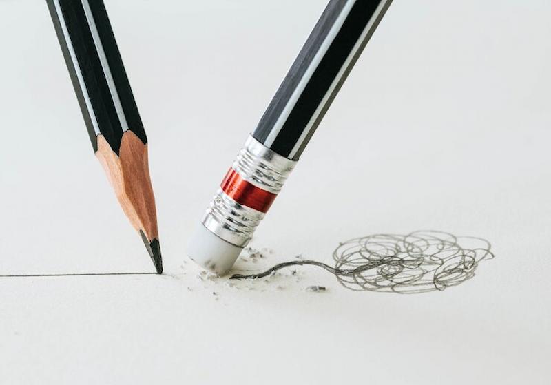 Une gomme et un crayon sur une feuille de papier