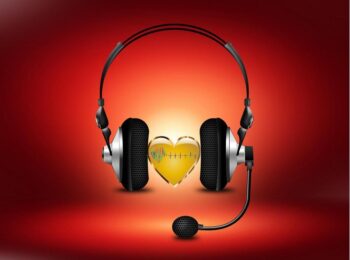 Des écouteurs posés sur un cœur de verre